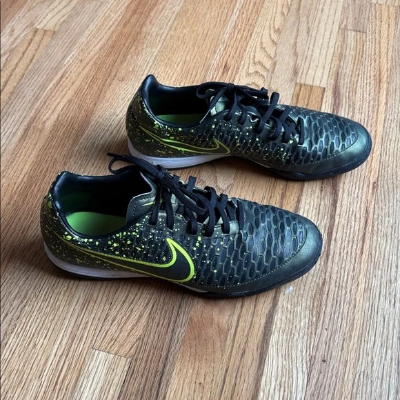 Nike size 8 Magista Men’s Black & Volt Indoor Soccer Shoes for turf - Picture 3 of 9